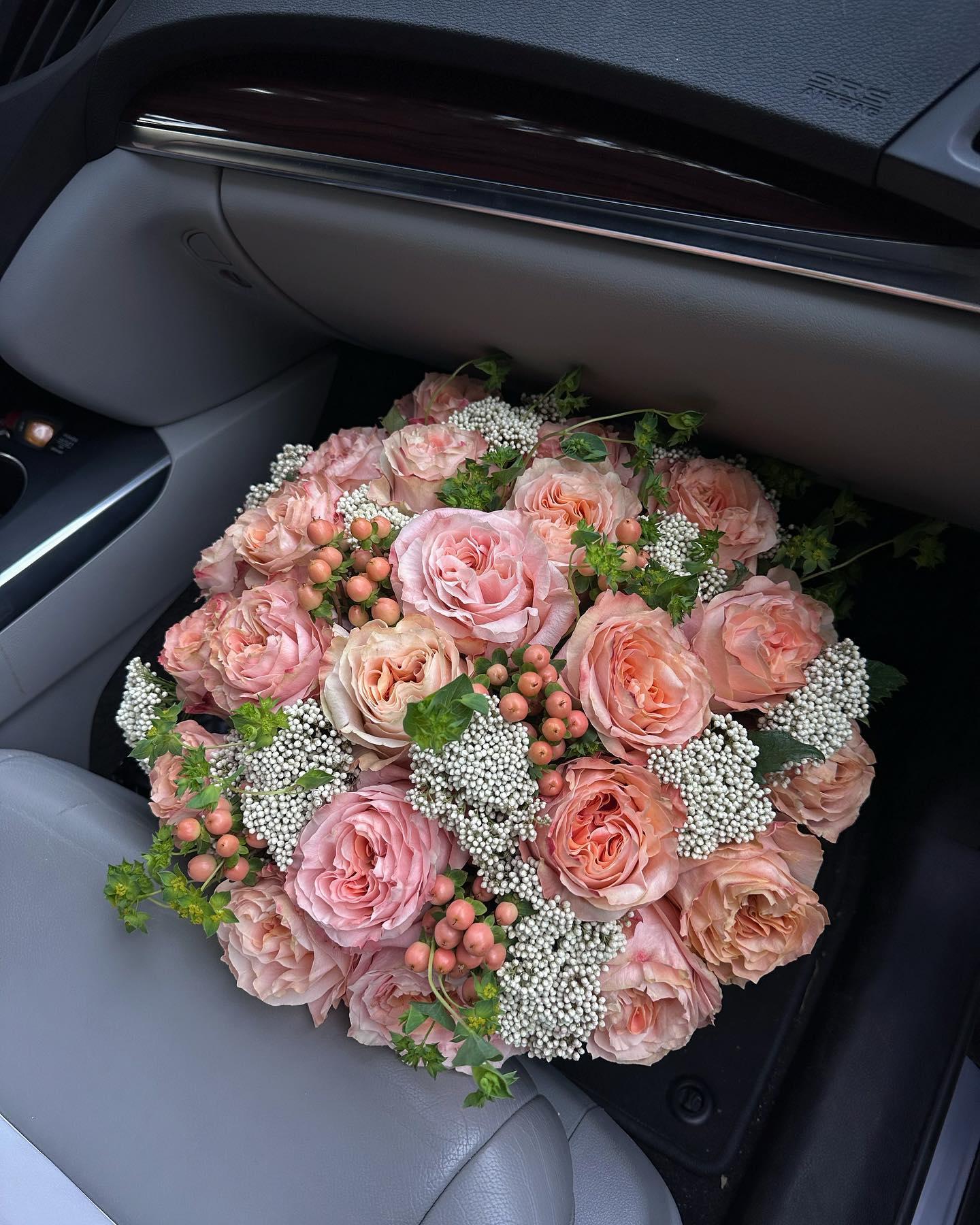 Luxurious pink peach rose bouquet with baby's breath and hypericum berries — Valentine's or anniversary gift